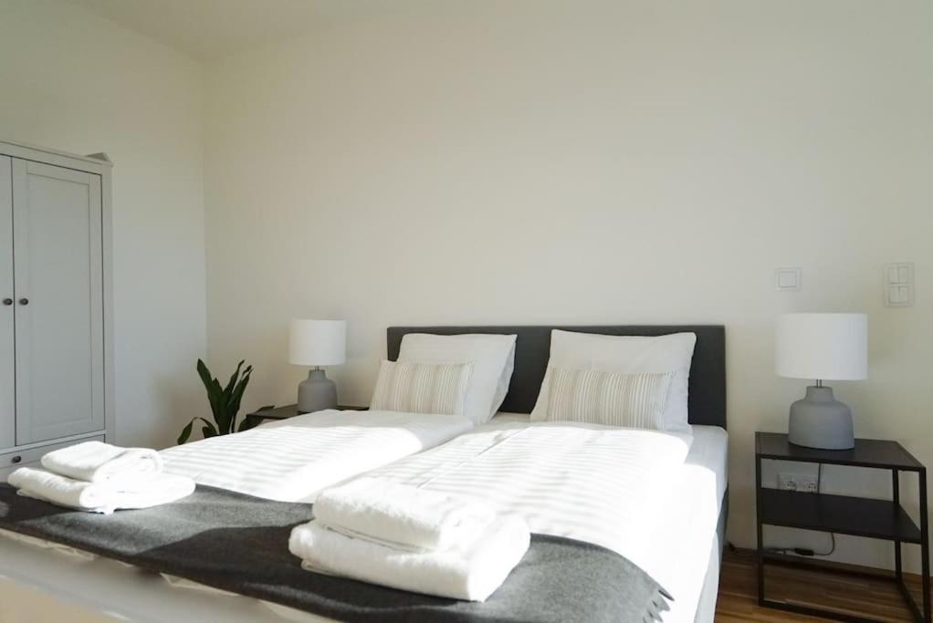 Apartment With Terrace Near Metro Station And Spa Viena Exterior foto